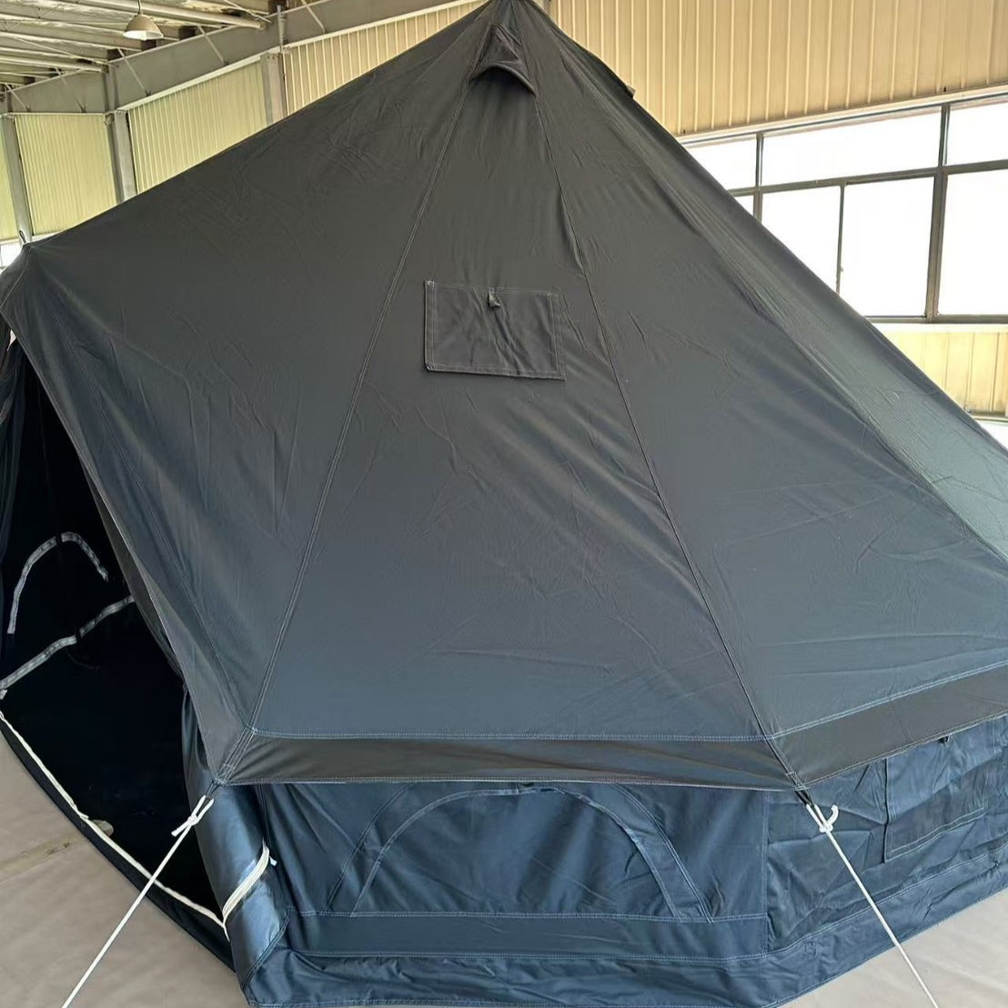 เต็นท์กระโจม WIMAN Bell Tent Black Clothing สีดำ ไม่มีเสากลาง มีช่องวางท่อแอร์สำหรับสายแคมป์ที่ชอบนอนกลางวัน